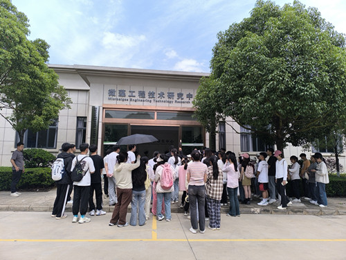 参观技术研究中心_副本.jpg 参观技术研究中心_副本.jpg
