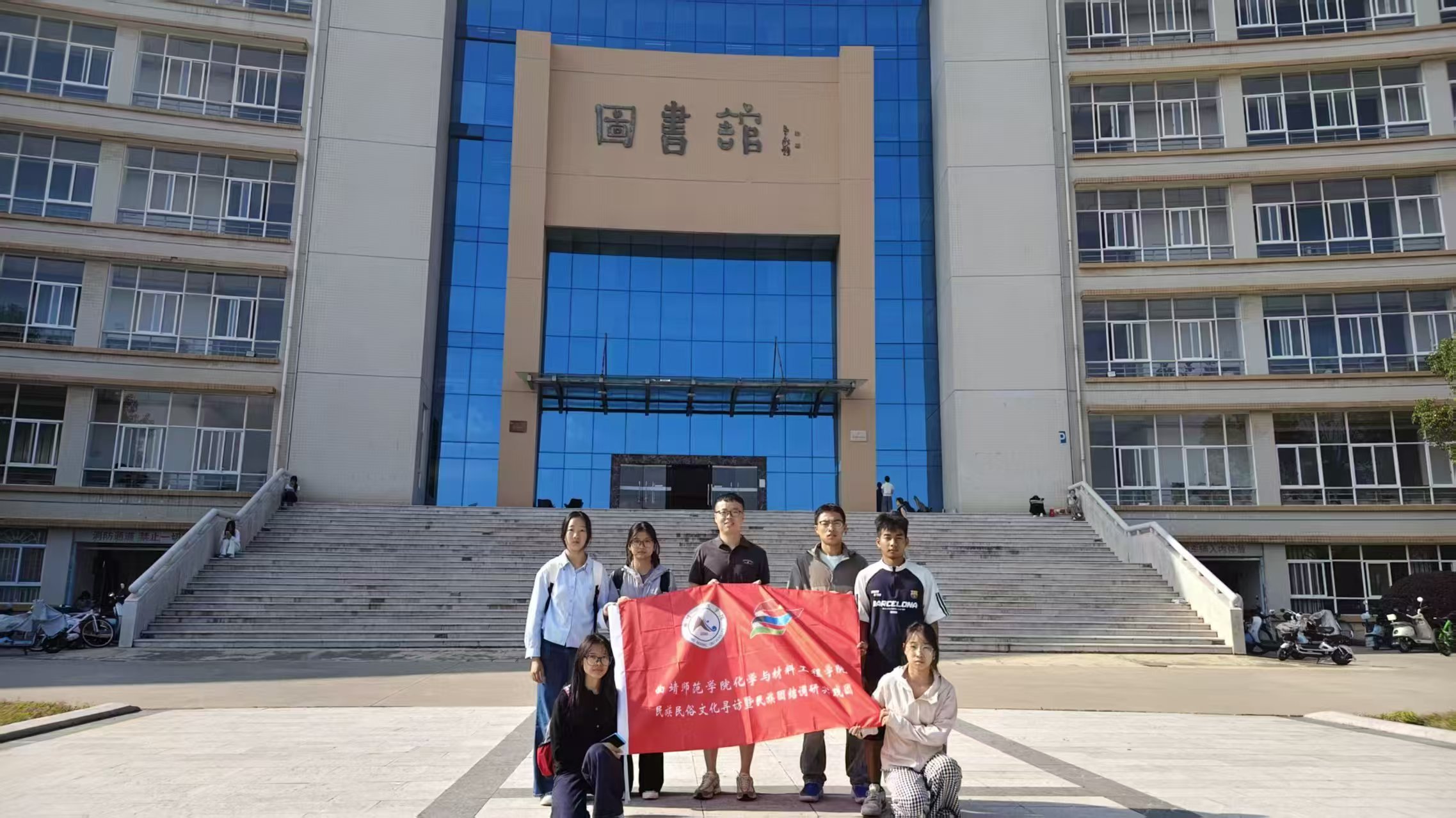 实践团队合影.jpg 实践团队合影.jpg